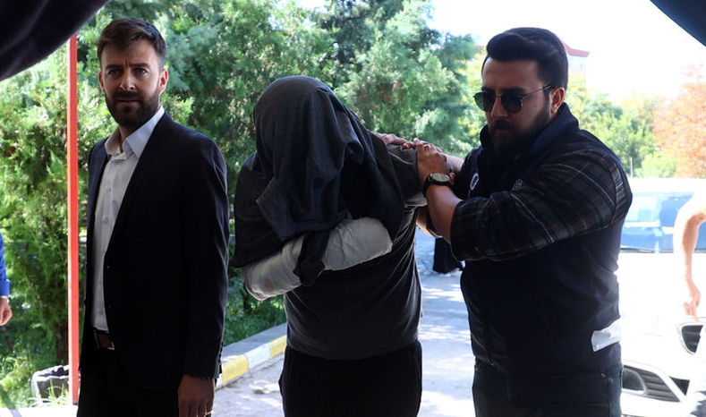 Ankara'nın Çankaya ilçesinde bir eğlence mekanında istekte bulundukları şarkıyı bilmediği gerekçesiyle tartıştıkları müzisyen Onur Şener'in ölümüyle bağlantılı olduğu iddia edilen 5 şüpheli adliyeye sevk edildi. Ankara Cumhuriyet Başsavcılığının talimatı üzerine, Asayiş Şubesi Cinayet Büro Amirliği ekiplerince gözaltına alınan 5 şüpheli, emniyetteki işlemlerinin ardından sağlık kontrolünden geçirildi.