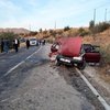 Kamyonet ile otomobil çarpıştı: 1 ölü, 4 yaralı