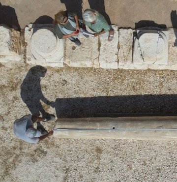 Türk ve İtalyan arkeologlar Elaiussa Sebaste Antik Kenti’nde 2 bin 200 yıl önce bazilika olarak kullanılan büyük hamamın hem geleceğe aktarılması hem de ziyaretçilere fikir vermesi için 4 metrelik tonlarca ağırlığındaki sütunların yeniden ayağa kaldırılmasına yönelik çalışma başlattı