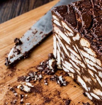 Canınız tatlı çektiği zaman pratik bir şekilde yapabileceğiniz üstelik şekersiz mozaik pasta tarifi sizlerle...