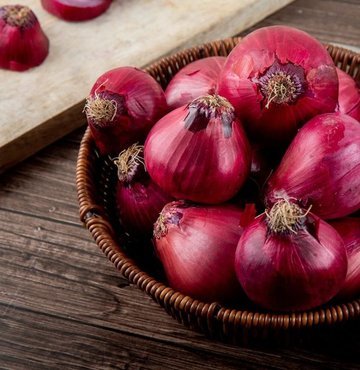 Yaş ilerledikçe özellikle ellerde görülen cilt lekeleri oluşmaya başlar. Bu birçok kişinin rahatsız olduğu bir sorundur. Cilt lekelerinden kurtulmak ise aslında sanıldığı kadar zor değildir. İşte mucizevi kür!