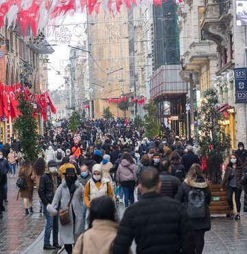 Soğuk havanın etkisi, kapalı mekanlarda daha fazla vakit geçirilmesi ve maske kullanılmamasının etkisiyle mevsimsel grip vakalarında büyük artış yaşanıyor