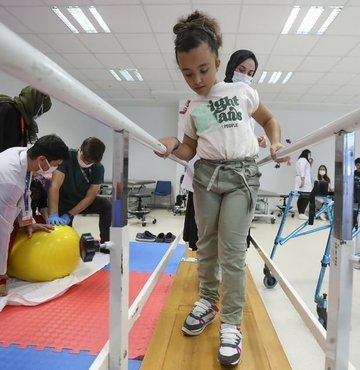 Serebral palsili (SP) 12 yaÅÄ±ndaki Rana Karahan, yÄ±llar sÃ¼ren fizik tedavi ve rehabilitasyon sonrasÄ± ilk adÄ±mlarÄ±nÄ± atarak yÃ¼rÃ¼meye baÅladÄ±