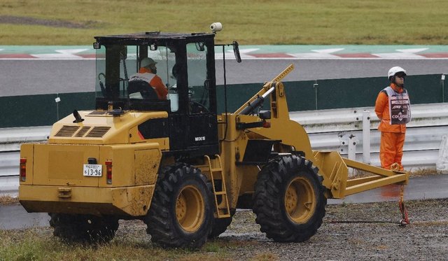 F1'de korkutan an! Pistte traktör girdi