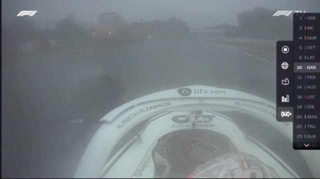 F1'de korkutan an! Pistte traktör girdi