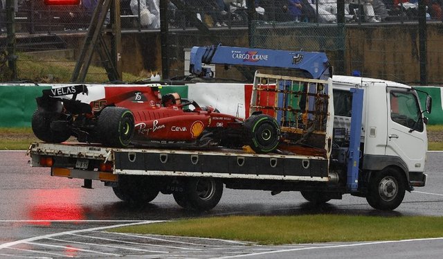 F1'de korkutan an! Pistte traktör girdi