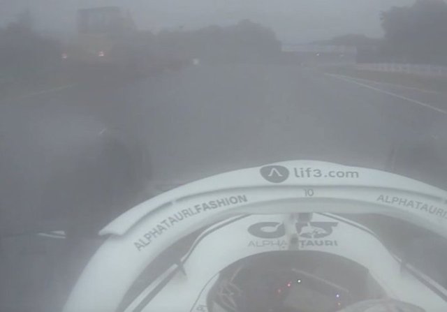 F1'de korkutan an! Pistte traktör girdi