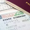 Avrupa Konseyi Parlamenter Meclisi Genel Kurulu’nun Schengen vizesi reform çağrısını kabul etmesiyle beraber vizenin kimlere verildiği ve nasıl alındığı vatandaşlar tarafından merak ediliyor. Schengen vizesi birçok Avrupa birliği ülkesine kimlik ve pasaportla giriş için kullanılıyor.