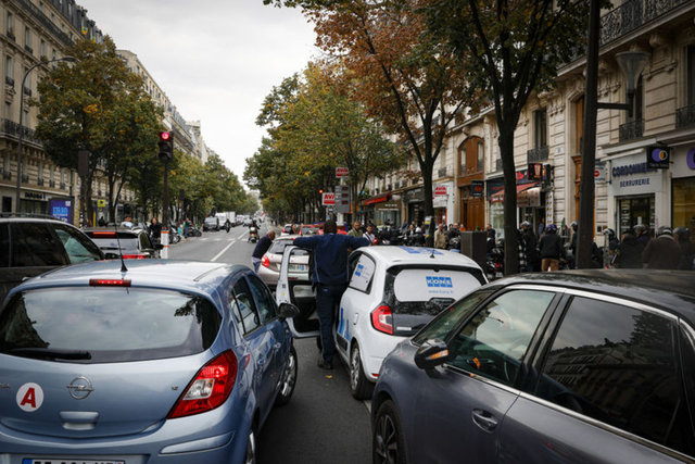 Fransa'da akaryakıt krizi hayatı olumsuz etkiliyor