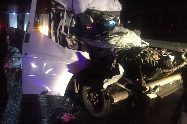 Minibüs TIR'a çarptı: 1 ölü, 1 yaralı