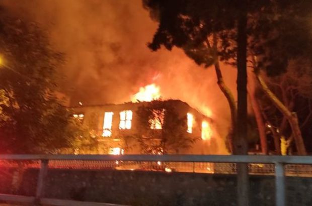 İzmir'de 2 katlı binada yangın paniği