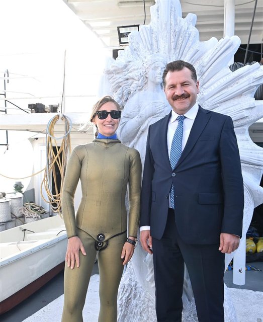 Su Altı Heykel Galerisi'nin ilk ziyaretçisi Şahika Ercümen oldu