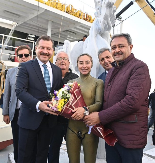 Su Altı Heykel Galerisi'nin ilk ziyaretçisi Şahika Ercümen oldu