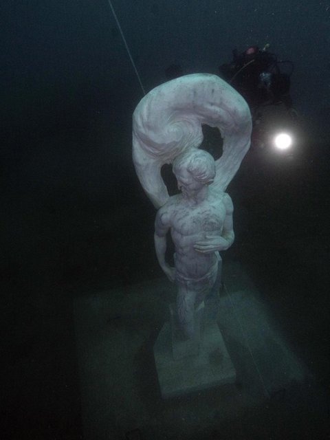 Su Altı Heykel Galerisi'nin ilk ziyaretçisi Şahika Ercümen oldu