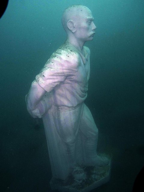 Su Altı Heykel Galerisi'nin ilk ziyaretçisi Şahika Ercümen oldu