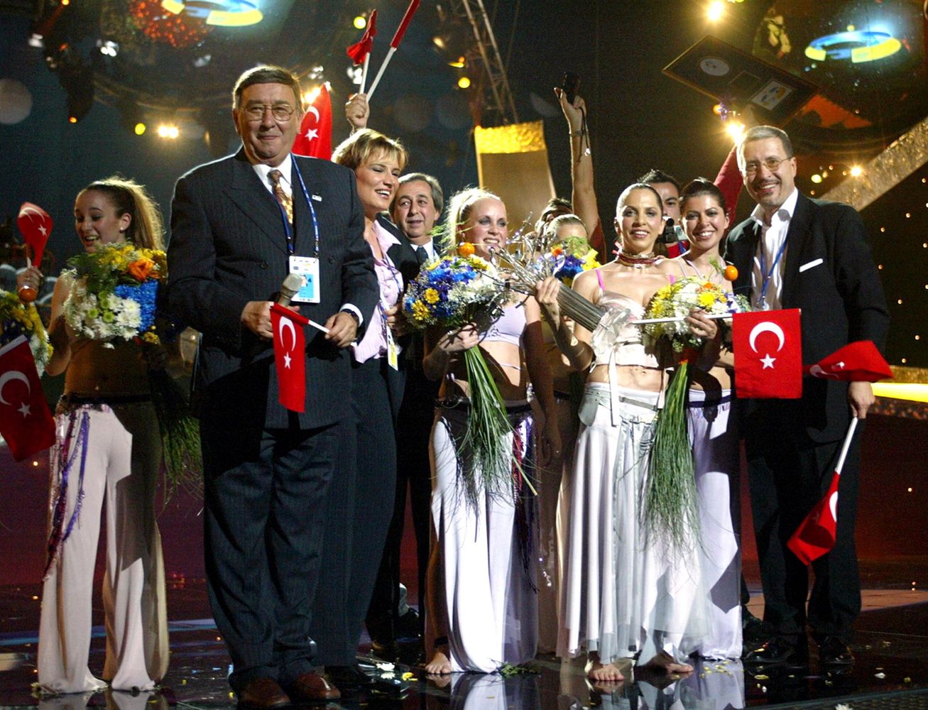 B&uuml;lend &Ouml;zveren, 2003'te Letonya'da d&uuml;zenlenen, Sertab Erener'in 'Eweryway That I Can' adlı şarkıyla birinci olduğu 48'inci Eurovision Şarkı Yarışması'nı sunmuştu 
