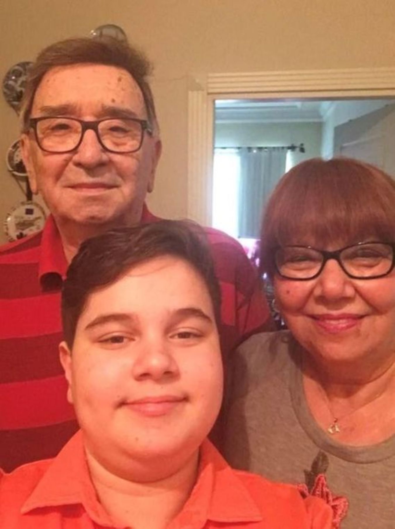 B&uuml;lend &Ouml;zveren, yoğun bakıma kaldırılmadan &ouml;nce eşi ve torunuyla bu fotoğrafı &ccedil;ektirdi. &Ouml;zveren, bir s&uuml;re &ouml;nce de hem torununu Orlando'da bulunan Walt Disney'e g&ouml;nderebilmek, hem de ihtiyacı olan bir aileye yardım edebilmek i&ccedil;in bir bilgi yarışmasına katılmıştı. &Uuml;nl&uuml; sunucu yarışmadan 30 bin TL kazandı.