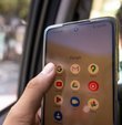 Google’daki geliştiriciler tarafından telefonlara eklenen yeni işlevde indirdiğiniz uygulamalar kameranıza veya mikrofonunuza erişiyorsa kullanıcıya uyarı niteliğinde işaret veriyor