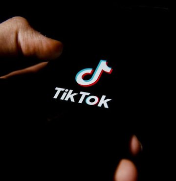 Tiktok, genç kullanıcılarını korumak için yeni bir karar aldığını duyurdu. Yapılan açıklamaya göre; bir kullanıcının canlı yayın yapması için 18 yaşını doldurması gerekiyor.