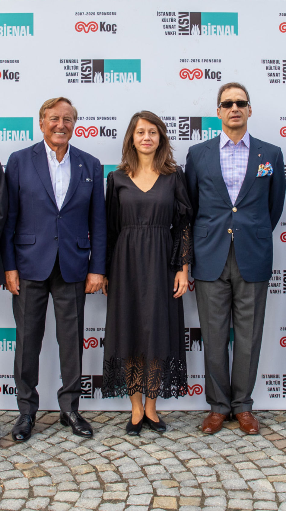 Soldan sağa: İKSV Yönetim Kurulu Başkanı Bülent Eczacıbaşı, İKSV Güncel Sanat Projeleri ve İstanbul Bienali Direktörü Bige Örer, Koç Holding Yönetim Kurulu Başkanı Ömer M. Koç