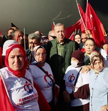 Cumhurbaşkanı Recep Tayyip Erdoğan, Diyarbakır Anneleri ile bir araya geldi. Görüşmede, İçişleri Bakanı Süleyman Soylu ve oğlunu terör saldırısında kaybeden AK Parti Diyarbakır Milletvekili Oya Eronat da hazır bulundu