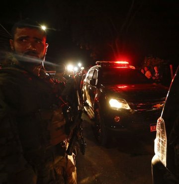Brezilyalı siyasetçi Roberto Jefferson, onu tutuklamak için evine gelen polislere tüfekle ateş açtı ve el bombası attı. Olayda iki polisin yaralandığı ancak sağlık durumlarının iyi olduğu ifade edildi.