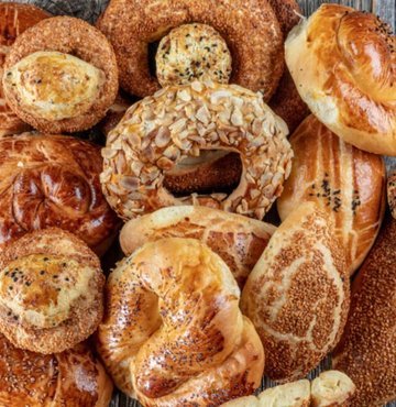 Gluten alerjisinin sindirim sisteminin gluten içeren gıdalara alerjik reaksiyon göstermesi olduğunu belirten Uzm. Dyt. Fatma Gizem Bahadır, "Gluten alerjisine genellikle 5-6 yaş üstü çocuklarda rastlanabiliyor. Bazı durumlarda erişkin yaşlarda da ortaya çıkabiliyor. Ekmek, simit, börek gibi hamur işleri; pasta ve hazır tatlılar; makarna, arpa şehriye, erişte, kuskus, bulgur ve paketli yiyecekleri tüketen çocuklarda ciltte döküntü, kızarıklık, karın şişliği, gaz, ishal veya kabızlık, karın ağrısı, eklem ağrıları, aşırı yorgunluk, sürekli halsizlik gibi belirtileri görüldüğünde gluten alerjisi olabileceği düşünülerek hekime başvurulmalıdır" dedi