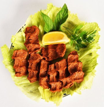 Kanser hastaları, yutma güçlüğü ve farklı beslenme sorunları için “tıbbi beslenme ürünleri” adı verilen çoğu özel sıvılar tüketiyor. Genellikle ağızdan alınan bu besinlerin tatlı olması, tatlı sevmeyen hastalarda kullanım zorluğu yaratırken sevenleri bıktırabiliyor. Doç. Dr. Eda Küçüktülü sorunu fark edip işe koyuluyor. Türk geleneksel lezzetlerinden tıbbi beslenme ürünlerine uyan ve içinde tuzlu tariflerin olduğu kitapçık bu çabanın sonucunda doğmakla kalmayıp dünyada bir ilk olma özelliği de taşıyor. Habertürk Sağlık Yazarı Ceyda Erenoğlu