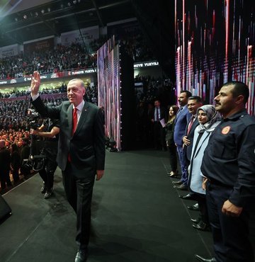 Son dakika haberine göre, Cumhurbaşkanı Recep Tayyip Erdoğan, Türkiye Yüzyılı vizyonunu duyurdu. Erdoğan, Türkiye Yüzyılı vizyonunu başlıkları ile şöyle aktardı; Sürdürülebilirlik, huzur, başarı, güven ve istikrar, verimlilik, güç, dijital, iletişim, bilim, kalkınma, barış, değerler, haklılık, şefkat, istiklal ve istikbal, gençlik, üretim...