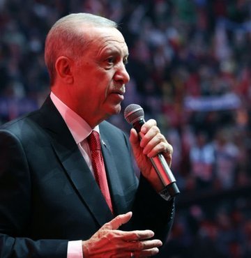 Cumhurbaşkanı Erdoğan, 29 Ekim Cumhuriyet Bayramı dolayısıyla bir mesaj yayınladı. Erdoğan mesajında, "Bundan 99 yıl önce ağır bedeller ödeyerek, gerçekten çok zor şartlarda kurduğumuz Türkiye Cumhuriyeti’ni ‘muasır medeniyetler seviyesinin de üstüne çıkarmak’ için kesintisiz bir mücadele içindeyiz" dedi