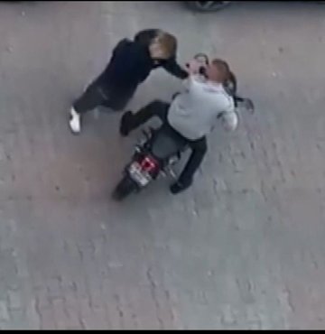 Kadına şiddet şimdi de sokak ortasında dehşete düşürdü. İstanbul
