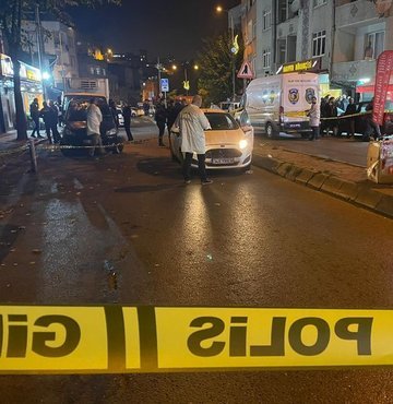 İstanbul’da bir kişi, evden kaçan eşiyle gönül ilişkisi yaşadığını iddia ettiği DEAŞ terör örgütü üyesi arkadaşına tuzak kurarak öldürdü. Terör örgütü DEAŞ’ın finansörü olduğu iddiasıyla arandığı ortaya çıkan katil zanlısı Emrullah T.