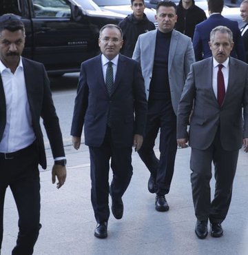 Adalet Bakanı Bekir Bozdağ, AK Parti Grup Başkanvekili Mustafa Elitaş ve AK Parti Genel Başkan Yardımcısı Ali İhsan Yavuz, anayasa değişikliği için Meclis