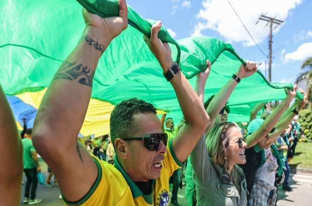 Brezilya'da B﻿olsonaro destekçileri kışla önlerinde toplanarak darbe çağrısı yaptı