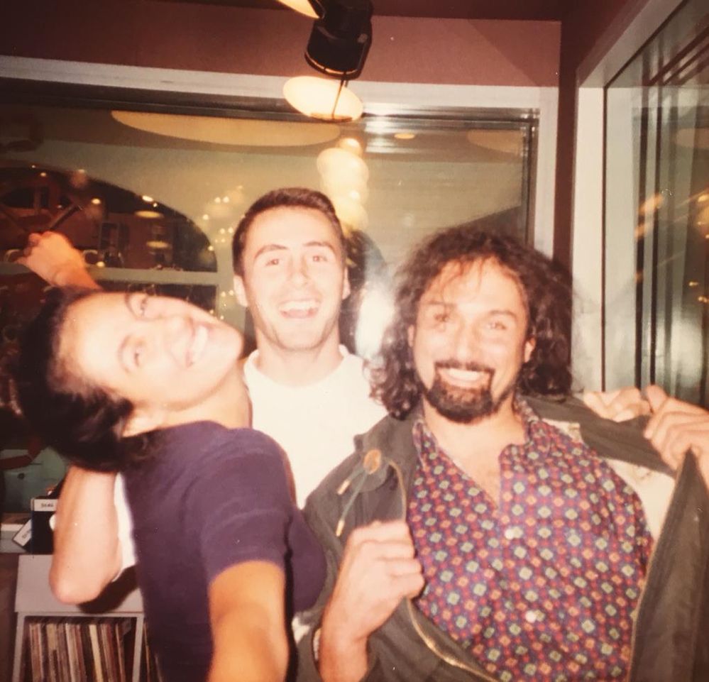 Meltem Culbul ve Mr. Sonic (en sağda) radyonun ilk d&ouml;nem star&rsquo;larıydı. Ortalarında DJ Tan Atalar.