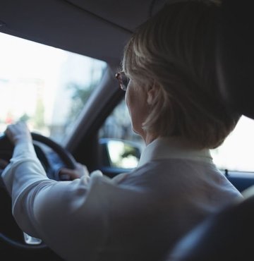 45 yaşındaki İsviçreli kadın, motoru çalışır durumda bıraktığı aracından indikten sonra kendi aracı tarafından tam üç kez ezildi.