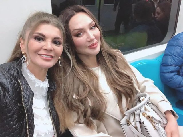 Umut Akyürek ve Dilek Yüzlüer metroda - Magazin haberleri