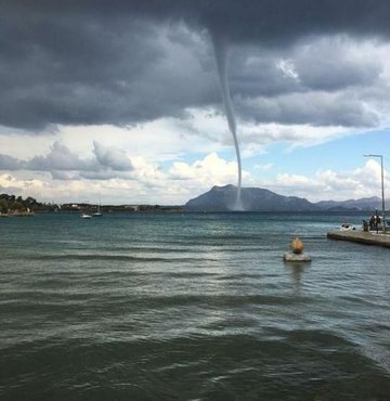 Muğla’nın Datça ilçesinde, sağanağın ardından denizde hortum oluştu. Yaklaşık 10 dakika süren hortum, cep telefonu ile görüntüledi. 