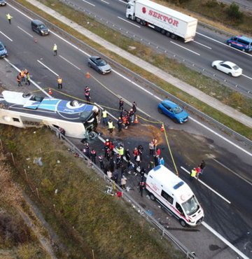 Anadolu Otoyolunun Bolu kesiminde yolcu otobüsü devrildi. Kazada 3 kişi hayatını kaybetti, 2