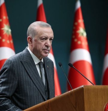 Cumhurbaşkanı Erdoğan başkanlığındaki kabine toplantısı bugün yapılacak. Toplantıda başörtüsü ve aile yapısına ilişkin anayasa değişikliği, EYT ve taşeron işçilere kadro konusu masada olacak...
