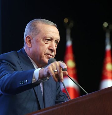 Cumhurbaşkanı Recep Tayyip Erdoğan "2000 Köy Yaşam Merkezinin Açılış Töreni"nde konuştu. Erdoğan, "Türkiye Yüzyılını beraberce hayata geçireceğiz. Gazete köşelerinden, televizyonlardan, sosyal medyadan umutsuzluk aşılayan özgüven fukaralarına prim vermeyeceğiz. Hedeflerimize kararlılıkla yürüyeceğiz" dedi