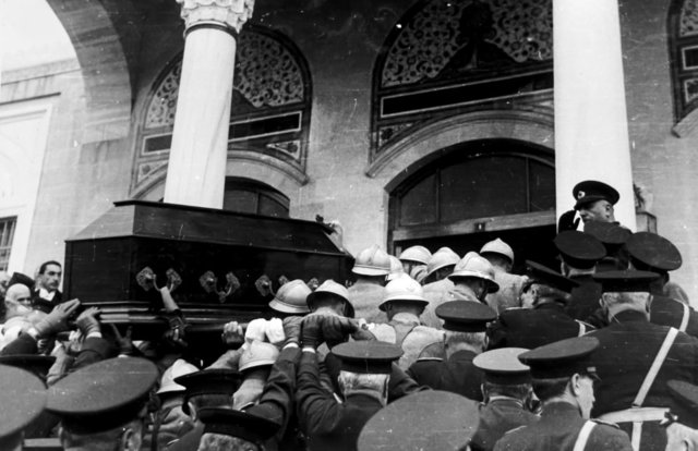 Büyük Önder Mustafa Kemal Atatürk'ün son yolculuğunun tarihi fotoğrafları
