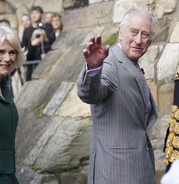 İngiltere Kralı 3. Charles eşi Kraliçe Camilla ile gerçekleştirdiği törende yumurtalı saldırıya uğradı. Saldırganın gözaltına alındığı açıklandı