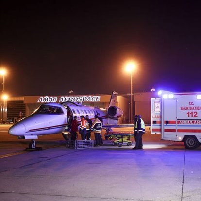 Umrede rahatsızlanan 2 Türk vatandaşı ambulans uçakla İstanbul'a getirildi