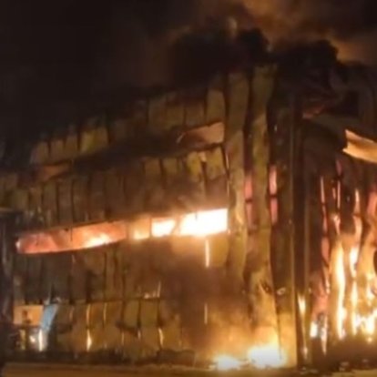 Hatay'da mobilya fabrikası alev alev yandı