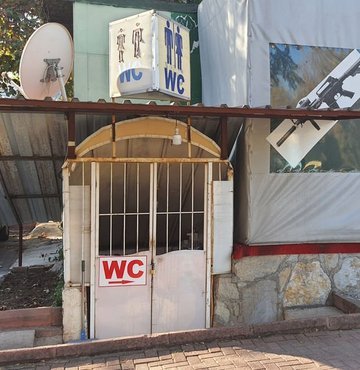 Antalya kan donduran bir cinayete sahne oldu. Kentte tuvalet işletmecisi Mehmet Özcan, 2 liralık ücret yüzünden tartıştığı Rus turist R.K.