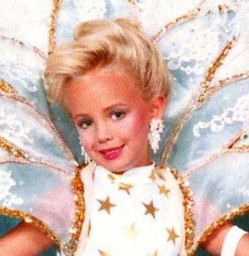 Henüz 6 yaşındayken güzelliğiyle birçok ödül kazanan çocuk güzellik kraliçesi JonBenét Ramsey, evinde korkunç bir şekilde öldürüldü. Küçük kızın elleri bağlanmış ve boğulmuştu. Bu olayın üzerinden tam 26 yıl geçti ancak cinayetin suçlusu bulunamadığı gibi geriye sadece şüpheler ve teoriler kaldı. Boulder Polis Departmanı davayla ilgili yeni bir soruşturma başlattı.