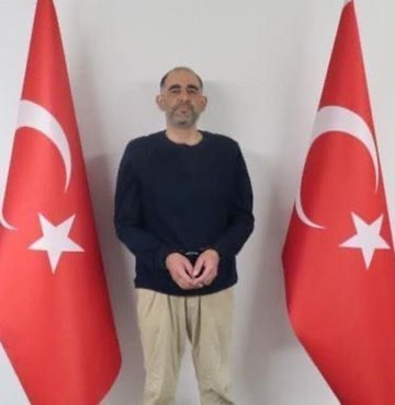 Hakkında "silahlı terör örgütü kurma ve yönetme" suçundan yakalama kararı bulunan FETÖ/PDY mensubu Uğur Demirok, Milli İstihbarat Teşkilatı (MİT) Başkanlığı tarafından gerçekleştirilen operasyonla yakalanarak Türkiye