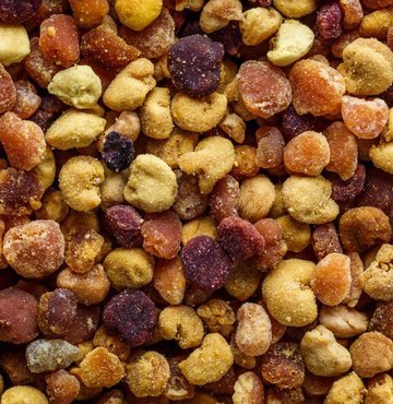 Kansere karşı koruyucu kalkan niteliğinde olan Propolis, antik çağlardan beri hastalıklara şifa olarak kullanılan çok yönlü doğal bir üründür. Faydaları saymakla bitmeyen Propolisi sadece arılar yapabilir ve içeriğinde birçok element ve fenolik asitler bulunur. Antibakteriyel özelliğe sahip olan propolisin içeriğinde B1, B2, C ve E vitaminleri, zengin mineral ve aminoasitler bulunur. Propoliste 240’dan fazla bileşen olduğu bildirilmiştir. Bağışıklık sistemini güçlendiren en güçlü destekleyici takviye besin kaynağıdır. 