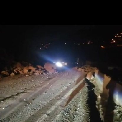 Trabzon-Gümüşhane karayoluna düşen taş ve kayalar ulaşımı aksattı